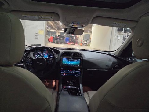 Used 2020 Jaguar F-PACE Premium image 16