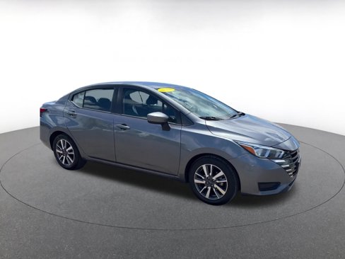 Used 2023 Nissan Versa SV image 2