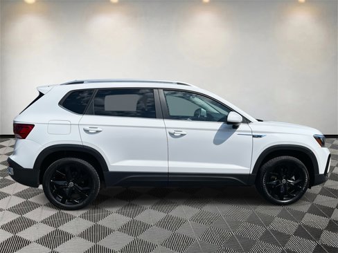 Used 2023 Volkswagen Taos SE image 2