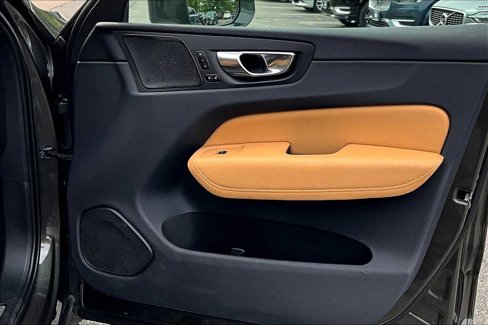 Used 2019 Volvo XC60 T5 Momentum w/ Multimedia Package image 21
