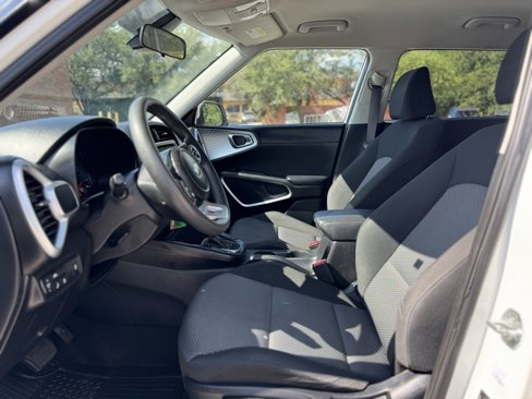 Used 2022 Kia Soul LX w/ Technology Package image 6