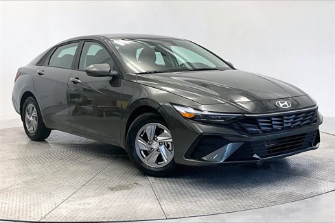 Certified 2025 Hyundai Elantra SE image 11