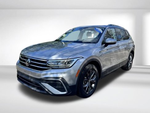 Certified 2022 Volkswagen Tiguan SE image 3