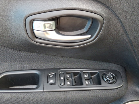 Used 2016 Jeep Renegade Latitude w/ Popular Equipment Group image 12