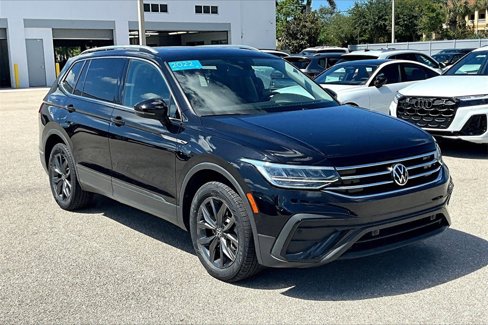 Certified 2022 Volkswagen Tiguan SE w/ Panoramic Sunroof Package image 2