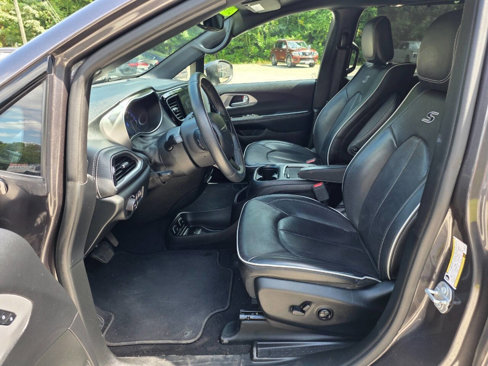 Used 2018 Chrysler Pacifica Limited w/ S Appearance Package image 10