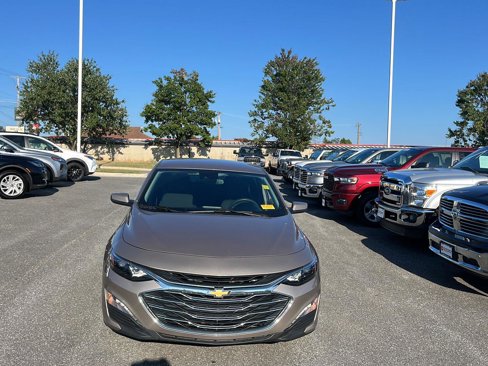 Used 2023 Chevrolet Malibu LT image 2