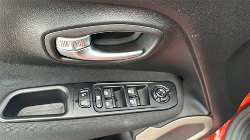 Used 2017 Jeep Renegade Latitude w/ Safety & Security Group image 16