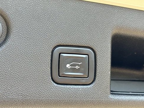 Used 2022 Chevrolet Equinox Premier image 11