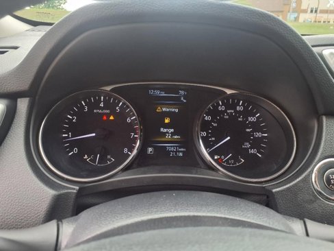 Used 2016 Nissan Rogue SV w/ SV Premium Package image 12