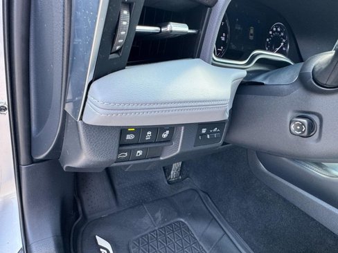Used 2019 Toyota Avalon Limited image 14
