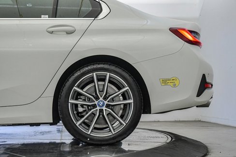 Certified 2022 BMW 330e w/ Premium Package image 10