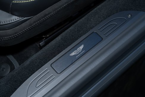 Used 2025 Aston Martin V8 Vantage Coupe image 18