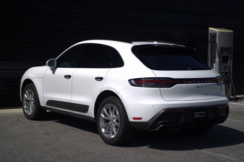 Certified 2023 Porsche Macan image 3