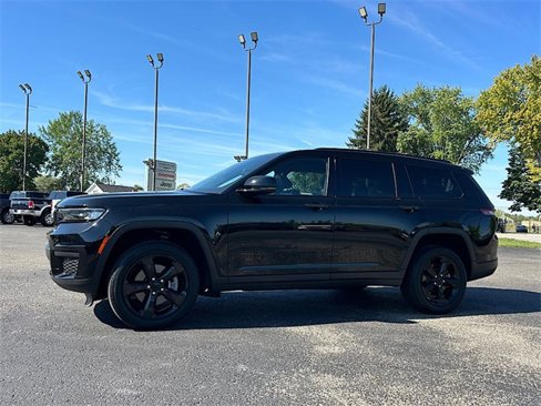 Used 2023 Jeep Grand Cherokee L Laredo image 4