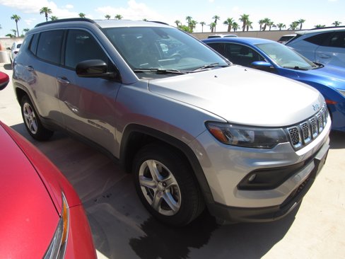 Used 2024 Jeep Compass Latitude w/ Altitude Special Edition image 2