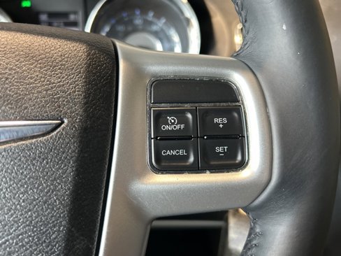 Used 2014 Chrysler Town & Country Touring image 14