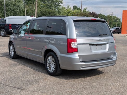 Used 2015 Chrysler Town & Country Touring-L w/ Driver Convenience Group image 3