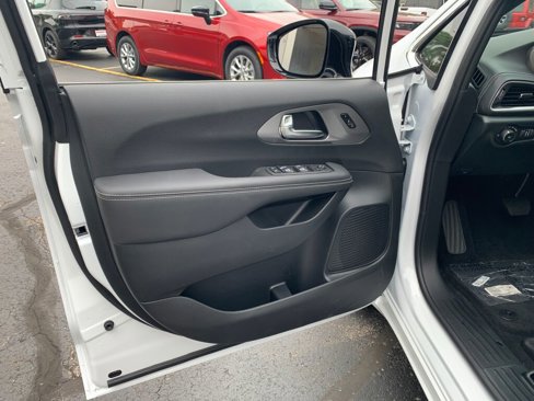 New 2025 Chrysler Pacifica Select image 10