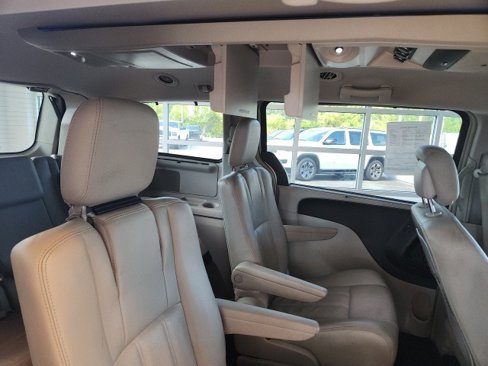 Used 2014 Chrysler Town & Country Touring image 20