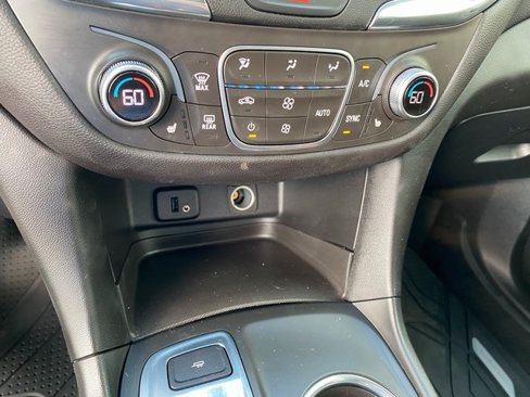 Used 2018 Chevrolet Equinox LT image 23