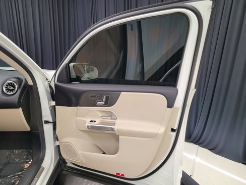 Used 2020 Mercedes-Benz GLB 250 w/ Premium Package image 32