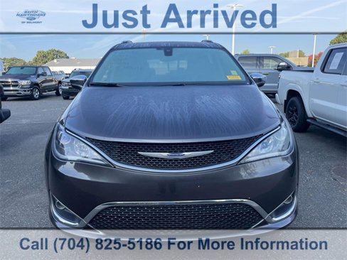 Used 2020 Chrysler Pacifica Limited image 2