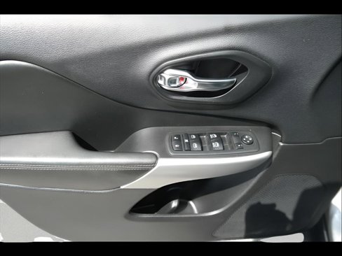 Used 2018 Jeep Cherokee Latitude Plus w/ Cold Weather Group image 11