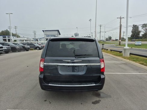 Used 2013 Chrysler Town & Country Touring image 29