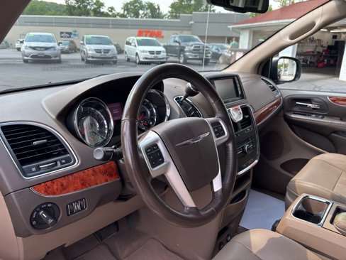 Used 2015 Chrysler Town & Country Touring image 11