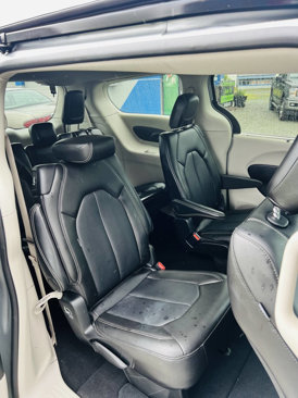 Used 2024 Chrysler Pacifica Touring-L image 11