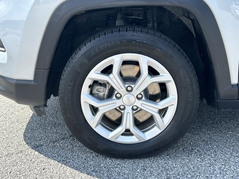 Used 2024 Jeep Compass Latitude image 11