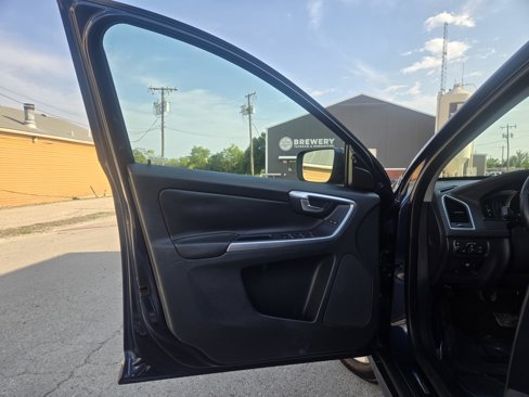 Used 2015 Volvo XC60 T5 Premier w/ Proximity Package image 4