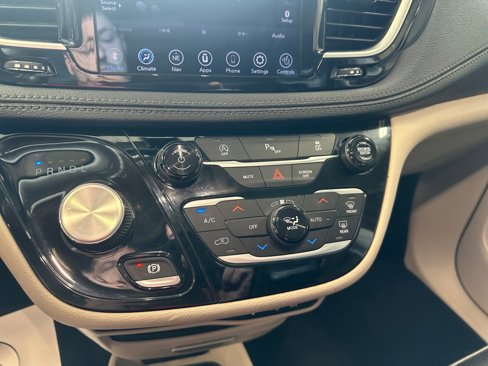 Used 2020 Chrysler Pacifica Limited image 21