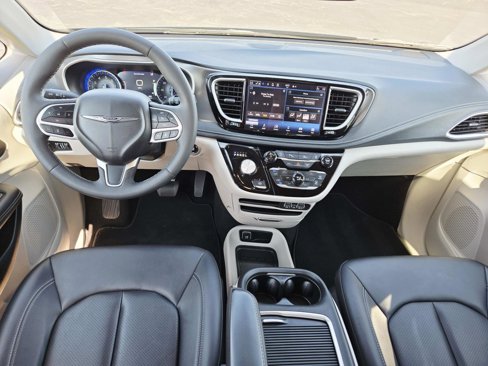 Used 2024 Chrysler Pacifica Touring-L image 11