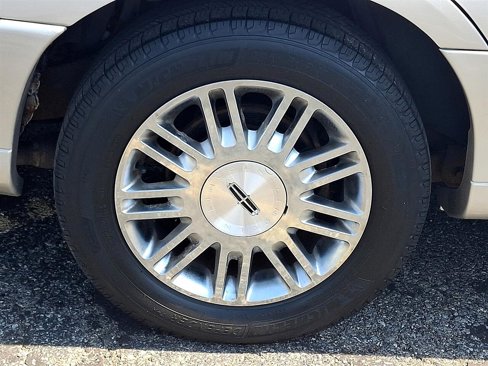 Used 2009 Lincoln Town Car Signature Limited image 11