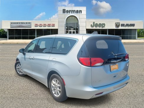 Certified 2023 Chrysler Voyager LX image 7