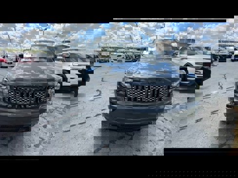 Used 2018 Jeep Grand Cherokee Altitude image 3