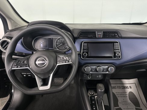 Used 2023 Nissan Versa SV image 3