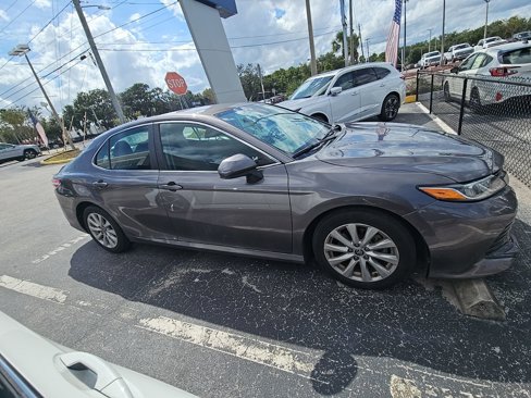 Used 2020 Toyota Camry LE image 3