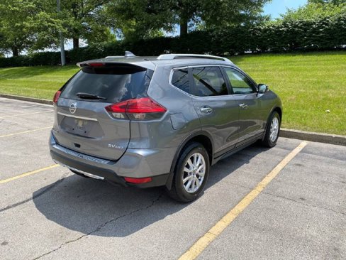 Used 2017 Nissan Rogue SV image 3