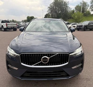 Used 2022 Volvo XC60 B5 Momentum image 2