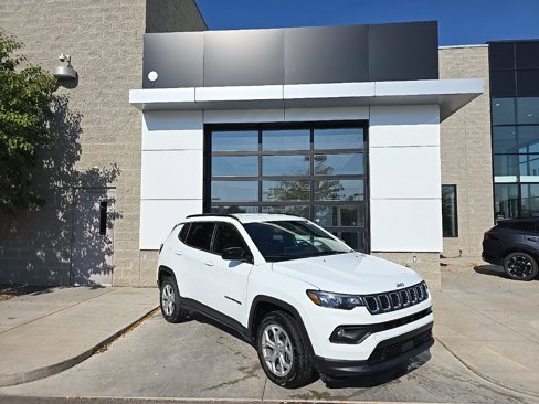 Used 2024 Jeep Compass Latitude image 1