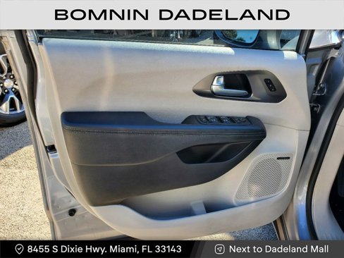 Used 2017 Chrysler Pacifica Limited image 15