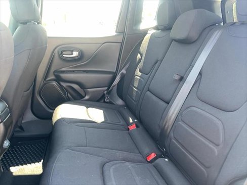 Certified 2022 Jeep Renegade Latitude w/ Convenience Group image 9