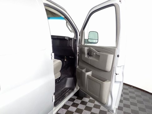 Used 2018 Chevrolet Express 2500 image 20