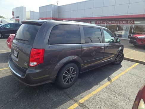 Used 2017 Dodge Grand Caravan SXT image 2