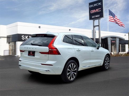 Used 2023 Volvo XC60 B5 Plus image 5