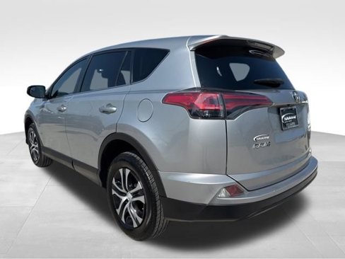 Used 2018 Toyota RAV4 LE image 6