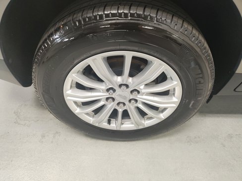 Used 2017 Cadillac XT5 FWD image 3